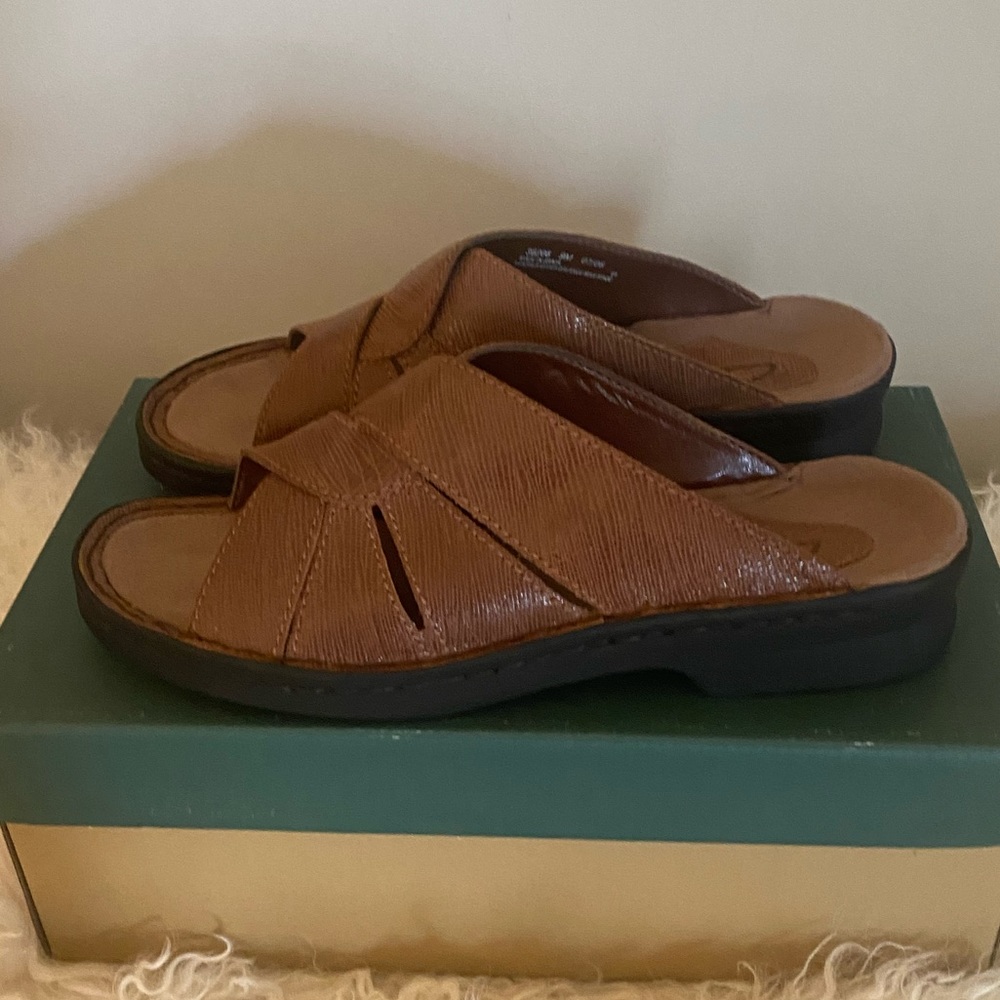 NEW- Clark’s Susan Lizard Sandals - Snuff- 9M